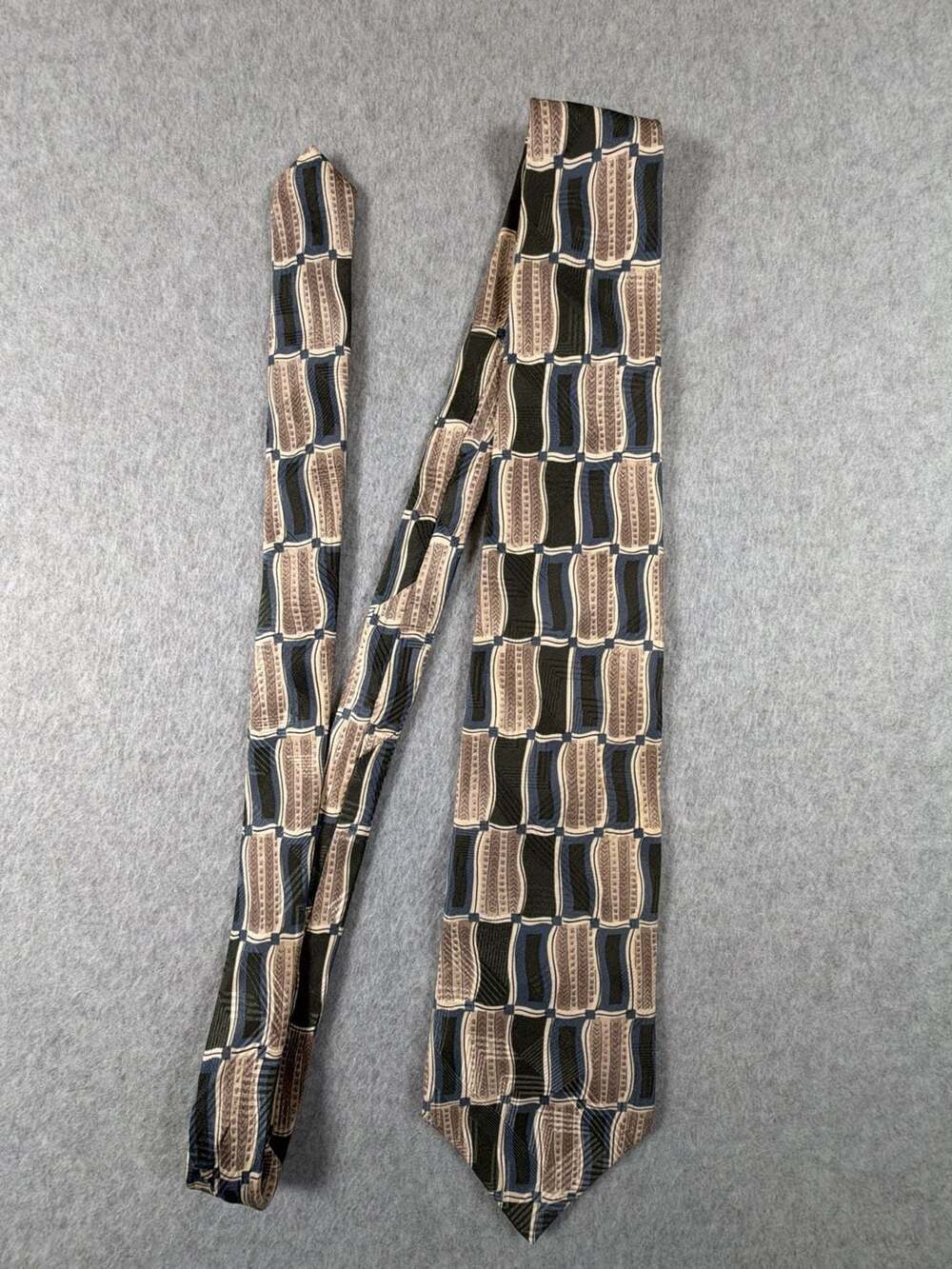 Louis Feraud 100% Italian Silk Geometric Pattern Mens Necktie